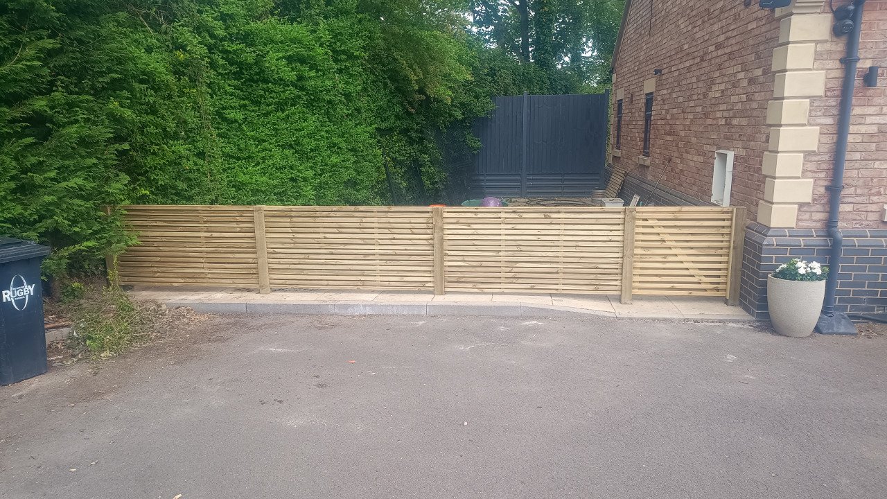Low slatted fence
